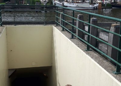 Fussgängertunnel unter dem Kanal durch